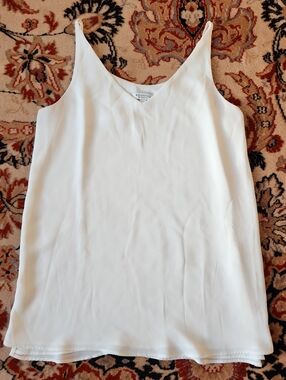 Reitmans Essentials Cream Sleeveless V-Neck Tank
